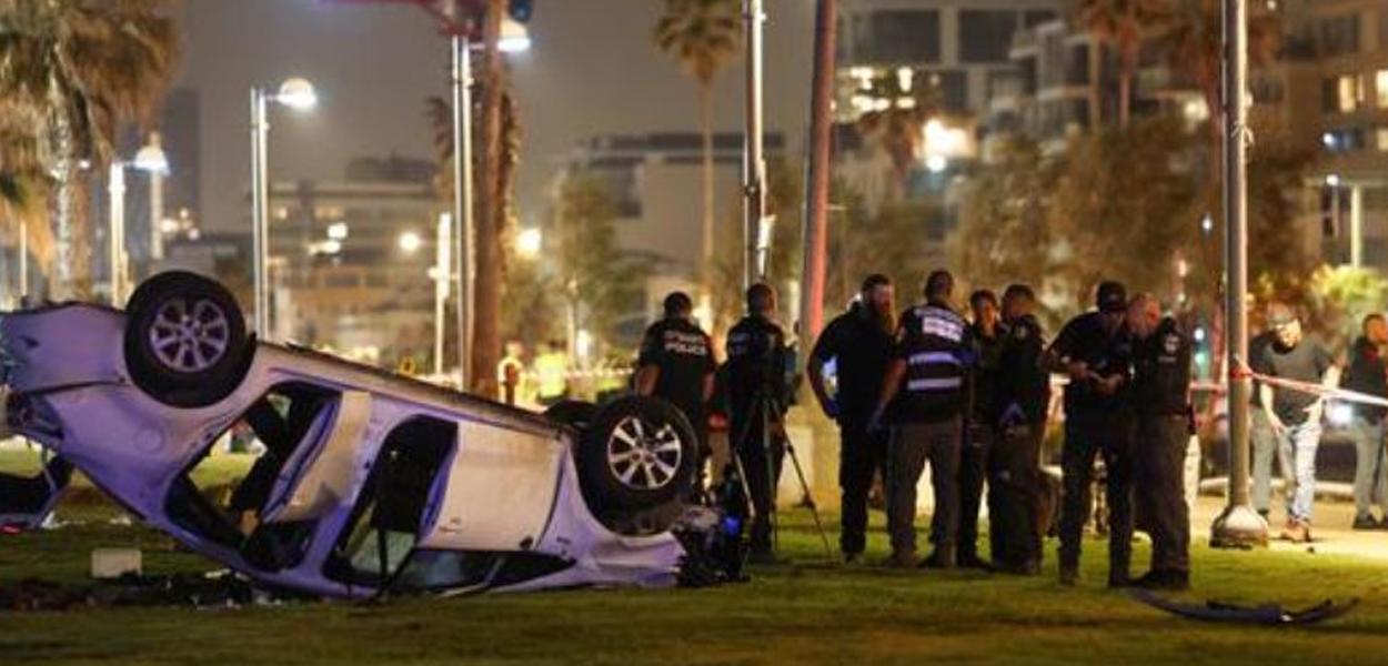 Autoridades israelenses trabalham no local do ataque em Tel Aviv 07/04/2023