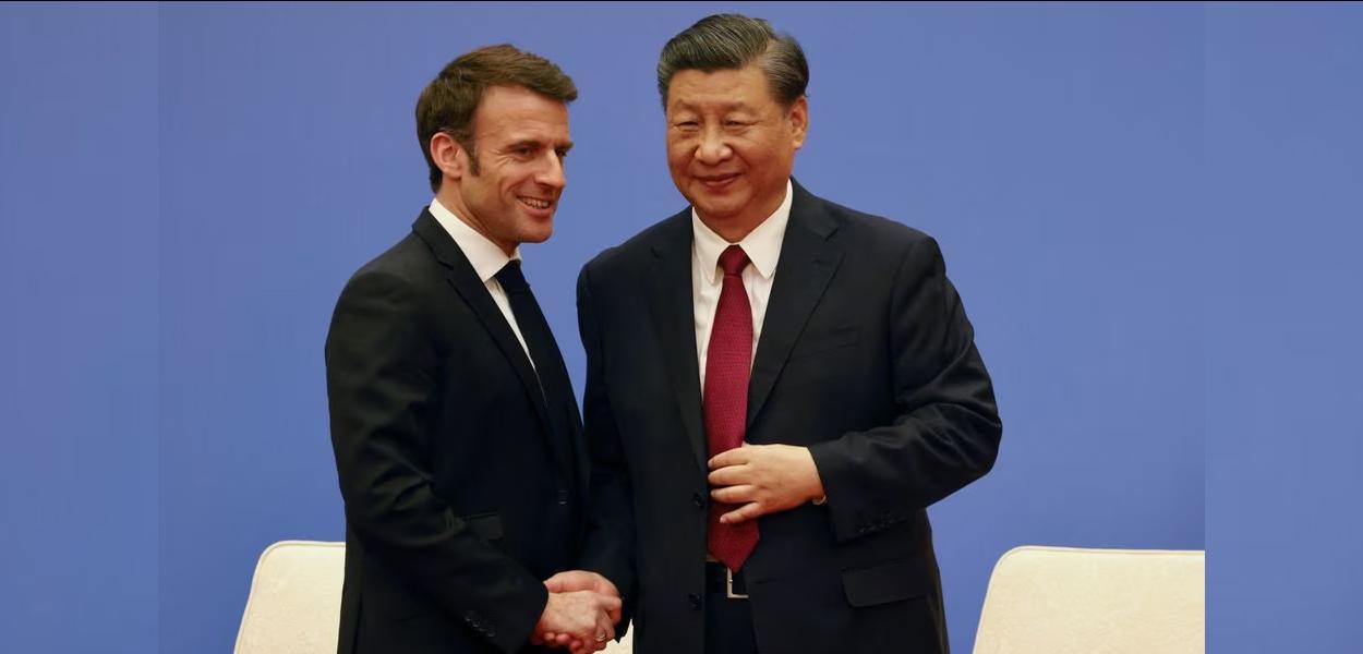 O presidente francês Emmanuel Macron e o presidente chinês Xi Jinping apertam as mãos em uma reunião do conselho empresarial franco-chinês em Pequim, China, em 6 de abril de 2023