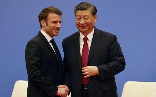 O presidente francês Emmanuel Macron e o presidente chinês Xi Jinping apertam as mãos em uma reunião do conselho empresarial franco-chinês em Pequim, China, em 6 de abril de 2023