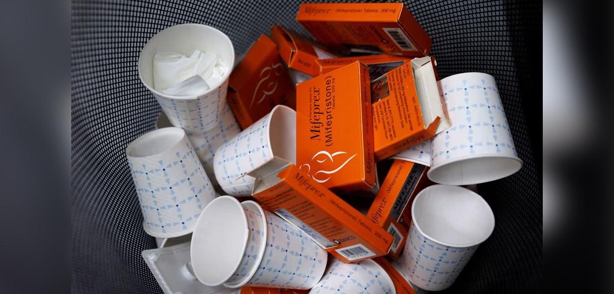 Caixas usadas de pílulas de Mifepristona, a primeira droga usada em um aborto medicinal, enchem o lixo da Alamo Women's Clinic em Albuquerque, Novo México, EUA, 11 de janeiro de 2023.