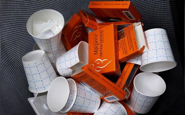 Caixas usadas de pílulas de Mifepristona, a primeira droga usada em um aborto medicinal, enchem o lixo da Alamo Women's Clinic em Albuquerque, Novo México, EUA, 11 de janeiro de 2023.