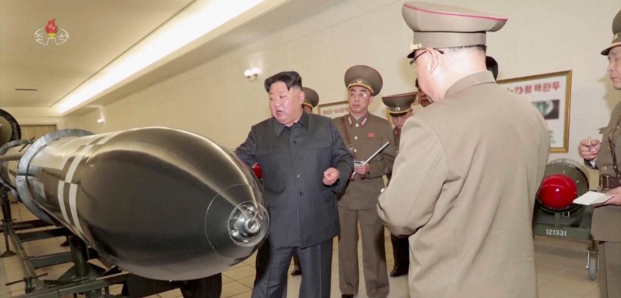 Líder norte-coreano Kim Jong Un inspeciona ogivas nucleares em local não divulgado em imagem sem data
KRT/via Reuters TV/Handout via REUTERS