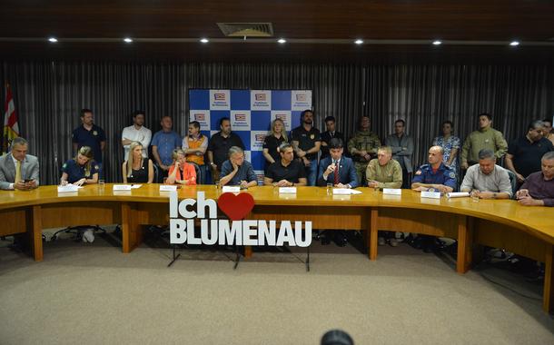 Coletiva de imprensa sobre o massacre de Blumenau