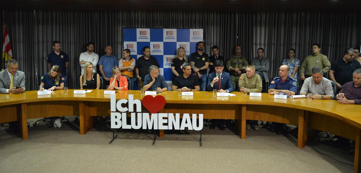 Coletiva de imprensa sobre o massacre de Blumenau