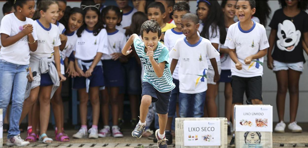 Crianças do ensino fundamental brincam em escola