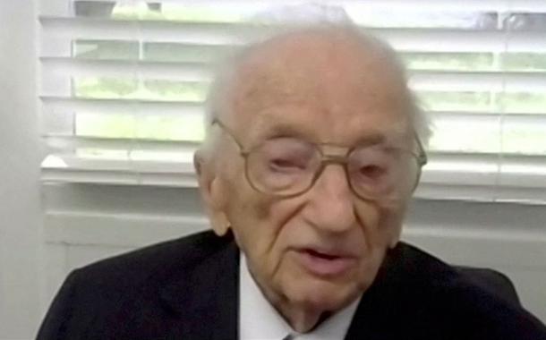 Benjamin Ferencz, ex-promotor-chefe nos julgamentos de Nuremberg, fala durante uma entrevista em vídeo de sua casa em Delray Beach, Flórida, EUA, em 18 de novembro de 2020, nesta imagem estática obtida de um vídeo