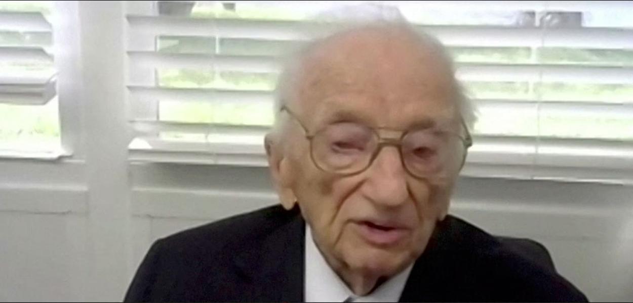 Benjamin Ferencz, ex-promotor-chefe nos julgamentos de Nuremberg, fala durante uma entrevista em vídeo de sua casa em Delray Beach, Flórida, EUA, em 18 de novembro de 2020, nesta imagem estática obtida de um vídeo