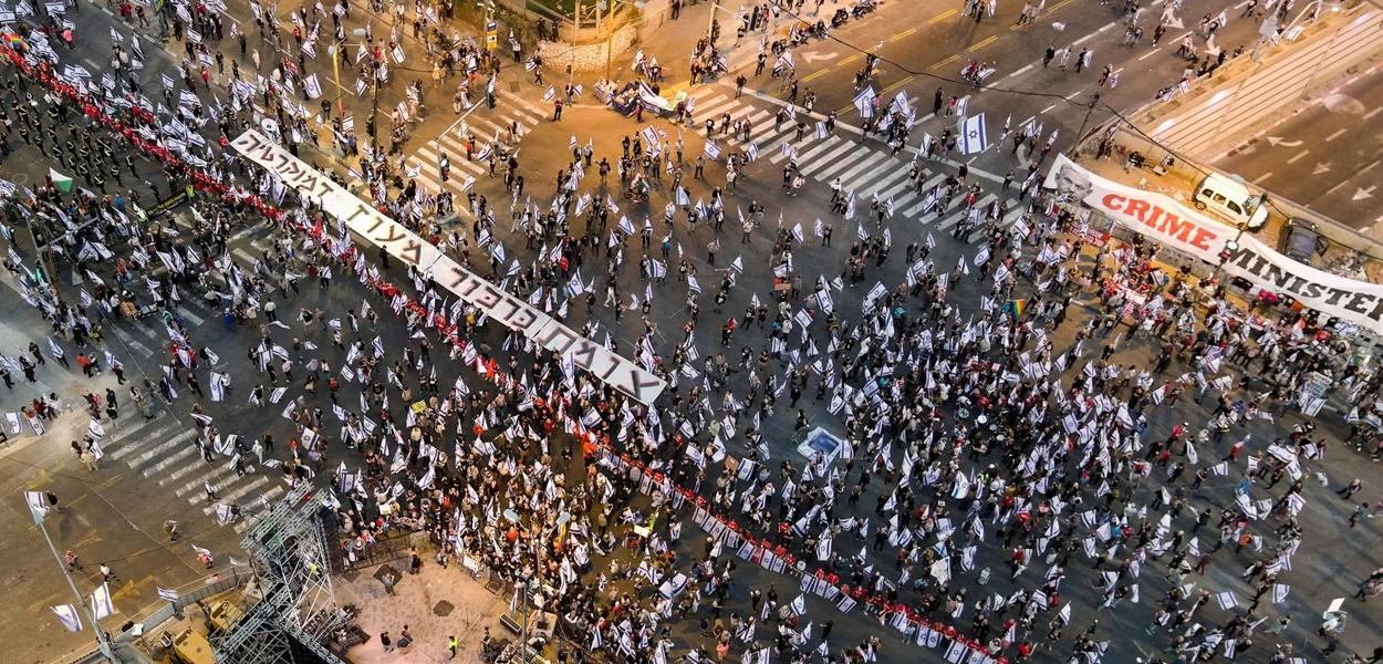 Pessoas vestindo vermelho fazem fila durante uma manifestação contra o primeiro-ministro israelense Benjamin Netanyahu e a reforma judicial de seu governo de coalizão nacionalista, em Tel Aviv, Israel, 8 de abril de 2023. (Foto: REUTERS/Ilan Rosenberg) Pessoas vestindo vermelho fazem fila durante uma manifestação contra o primeiro-ministro israelense Benjamin Netanyahu e a reforma judicial de seu governo de coalizão nacionalista, em Tel Aviv, Israel, 8 de abril de 2023.