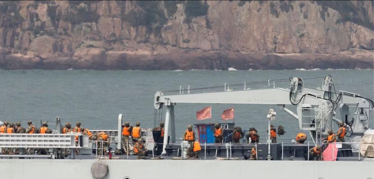 Soldados no convés de um navio de guerra chinês durante um exercício militar perto de Fuzhou, província de Fujian, perto das Ilhas Matsu controladas por Taiwan que ficam perto da costa chinesa, China, 8 de abril de 2023