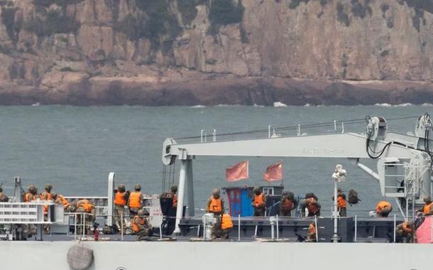 Soldados no convés de um navio de guerra chinês durante um exercício militar perto de Fuzhou, província de Fujian, perto das Ilhas Matsu controladas por Taiwan que ficam perto da costa chinesa, China, 8 de abril de 2023