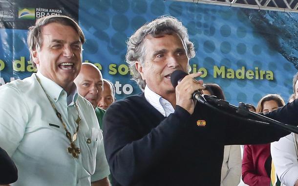 Jair Bolsonaro (sorrindo, de camisa clara) e Nelson Piquet (em discurso no microfone)