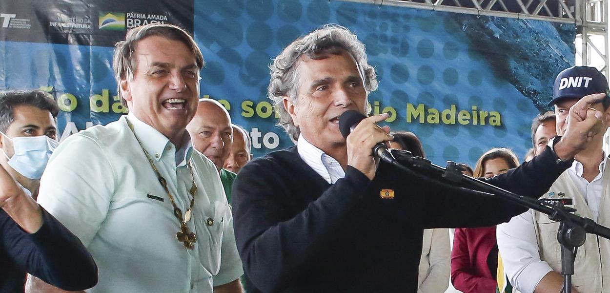 Jair Bolsonaro (sorrindo, de camisa clara) e Nelson Piquet (em discurso no microfone)