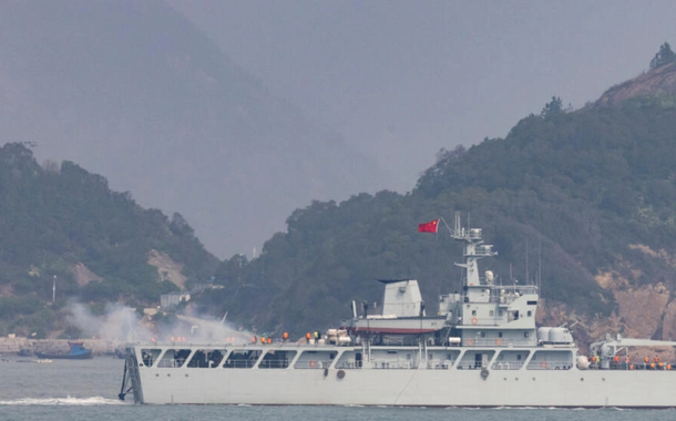 Um barco de guerra chinês atira em direção à costa durante um exercício militar perto de Taiwan, em 8 de abril de 2023