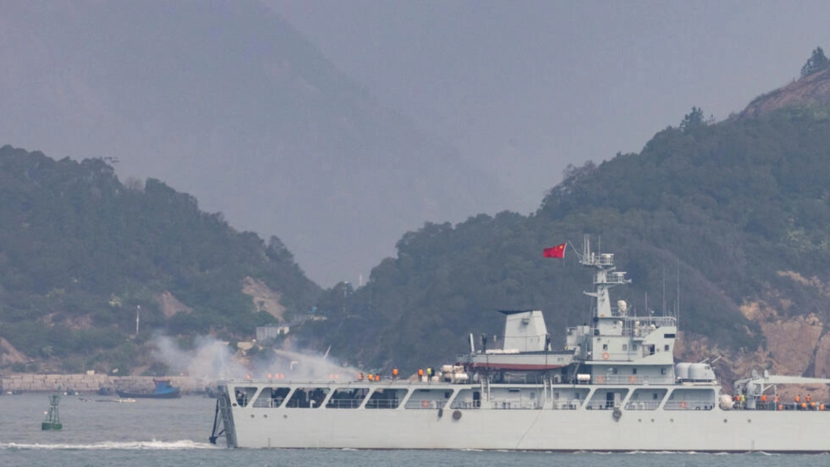 Um barco de guerra chinês atira em direção à costa durante um exercício militar perto de Taiwan, em 8 de abril de 2023