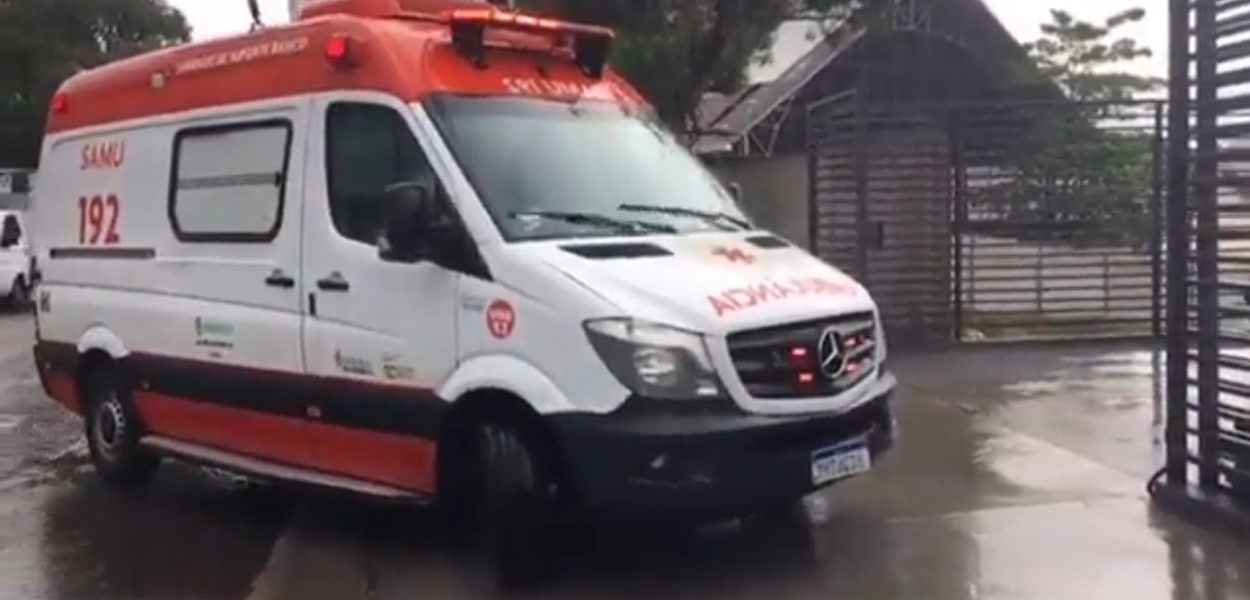 Ambulância foi acionada para socorrer pessoas feridas