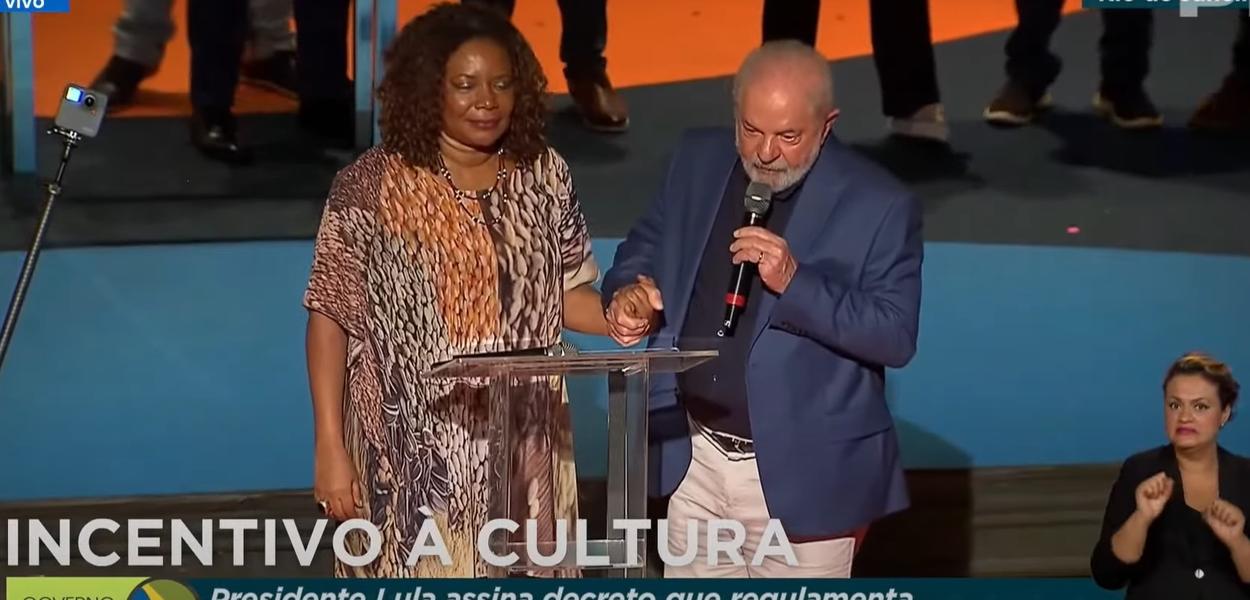 Margareth Menezes e Luiz Inácio Lula da Silva durante evento no Teatro Municipal do Rio