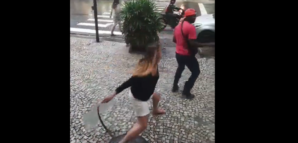 Sandra Mathias Correia de Sá agride e chicoteia entregador negro