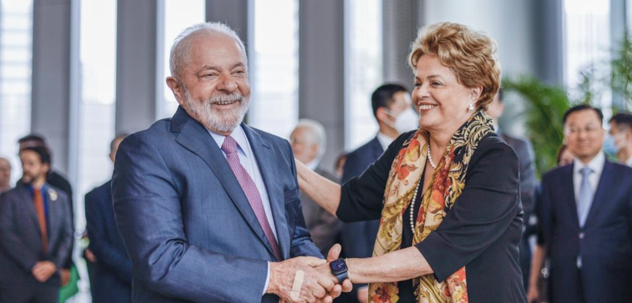 Lula e Dilma na posse do banco dos BRICS