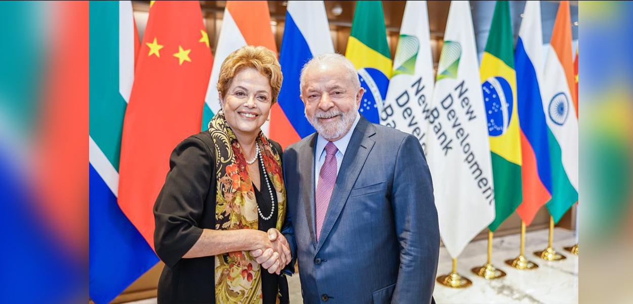 Dilma Rousseff e Luiz Inácio Lula da Silva durante a posse de Dilma na presidência do Novo Banco de Desenvolvimento (NDB), o banco dos Brics - 13.04.2023