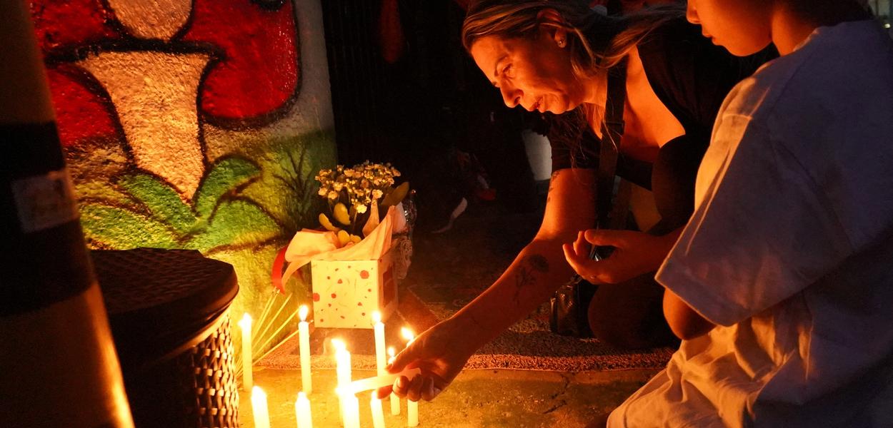 Velas são acendidas em homenagem às vítimas de ataque fatal em creche em Blumenau (SC) - 05/04/2023