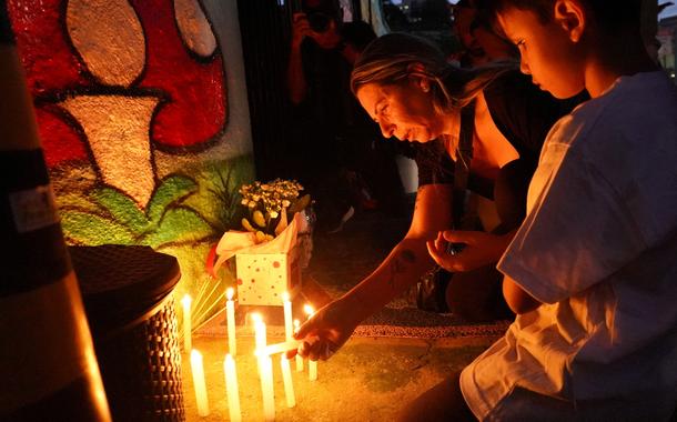 Velas são acendidas em homenagem às vítimas de ataque fatal em creche em Blumenau (SC) - 05/04/2023