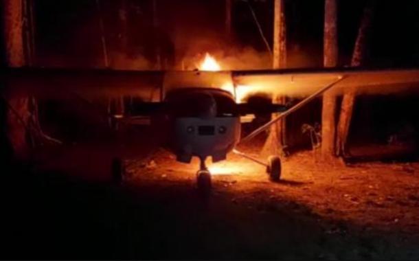 Avião utilizado por garimpeiros é incendiado