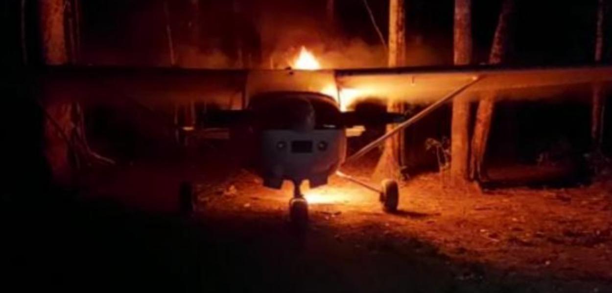 Avião utilizado por garimpeiros é incendiado