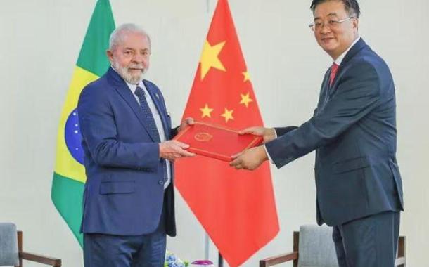 Lula e o embaixador Zhu Qingqiao, às vésperas da viagem à China