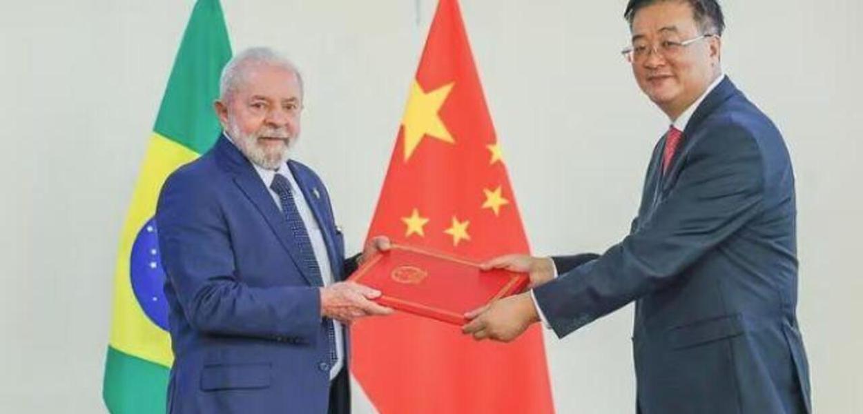 Lula e o embaixador Zhu Qingqiao, às vésperas da viagem à China