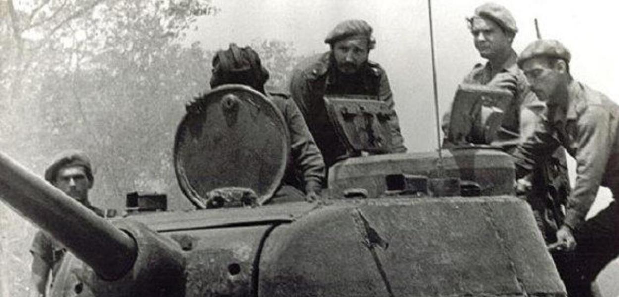 Fidel no comando do combate contra a invasão da Baía dos Porcos, em abril de 1961. Foto: Granma