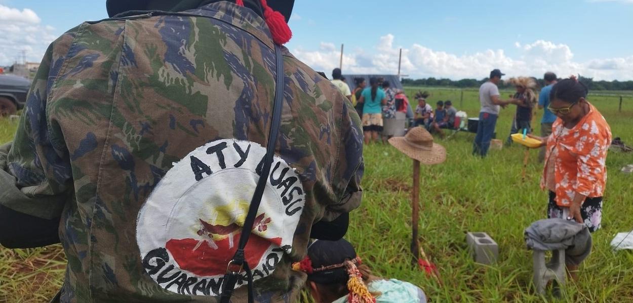 Indígenas da comunidade Yvu Verá, em Dourados (MS), em área reivindicada por índios guarani-kaiowá