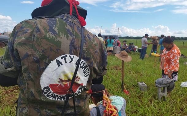 Indígenas da comunidade Yvu Verá, em Dourados (MS), em área reivindicada por índios guarani-kaiowá