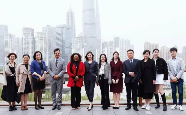 A ministra da Cultura, Margareth Menezes, e integrantes da Administração Nacional de Rádio e Televisão da China posam durante cerimônia de assinatura do acordo entre os dois países