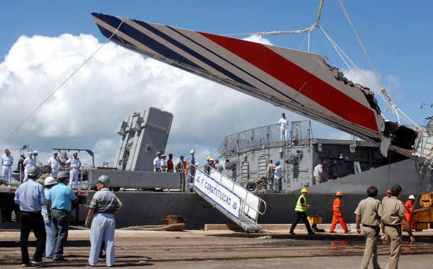 Destroços do voo 447 da Air France desaparecido, recuperados do Oceano Atlântico, chegam ao porto de Recife em 14 de junho de 2009. Um Airbus 330 da Air France caiu no mar em 1º de junho em rota do Brasil para Paris, matando todos 228 a bordo.