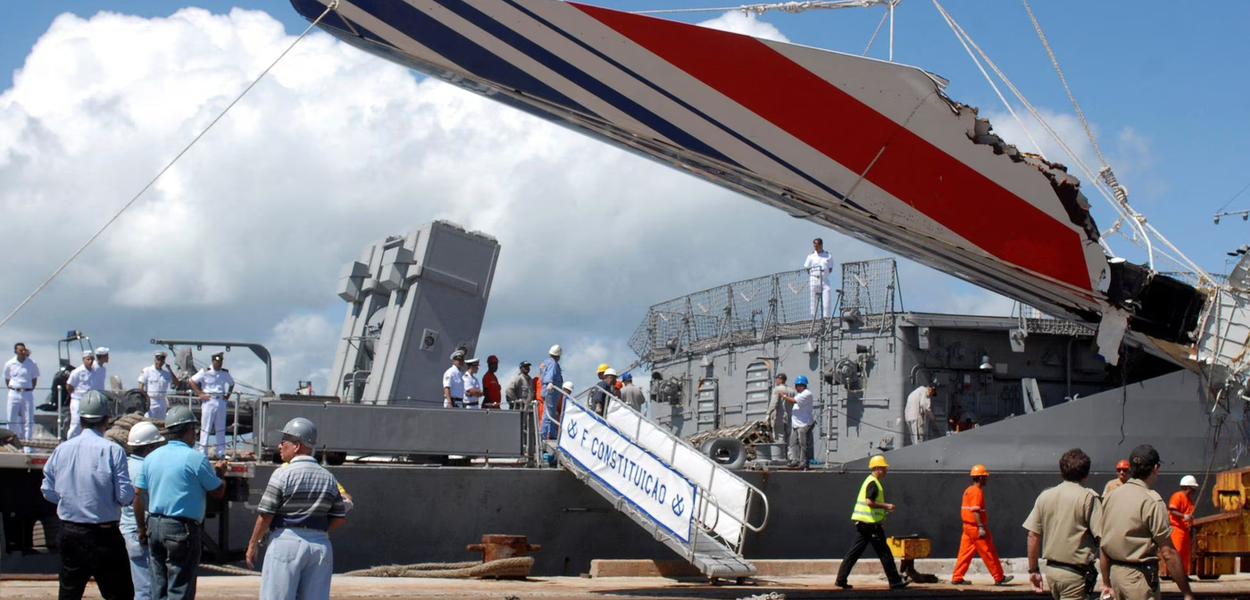 Destroços do voo 447 da Air France desaparecido, recuperados do Oceano Atlântico, chegam ao porto de Recife em 14 de junho de 2009. Um Airbus 330 da Air France caiu no mar em 1º de junho em rota do Brasil para Paris, matando todos 228 a bordo.