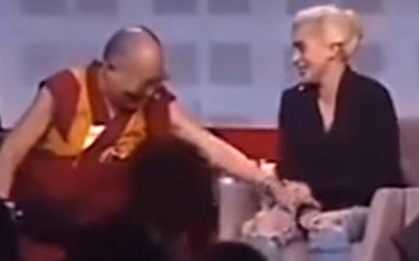 Cantora Lady Gaga parece constrangida ao receber toques de Dalai Lama