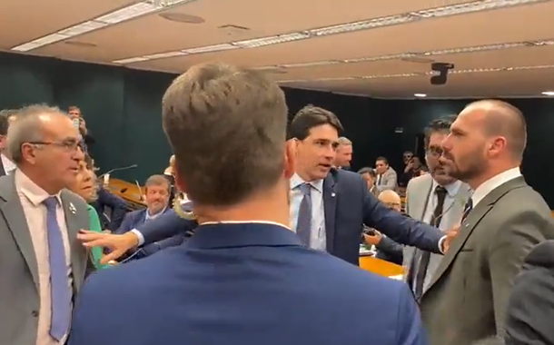 Eduardo Bolsonaro (PL-SP) ofende e tenta agredir o deputado petista Dionilso Marcon (PT-RS)