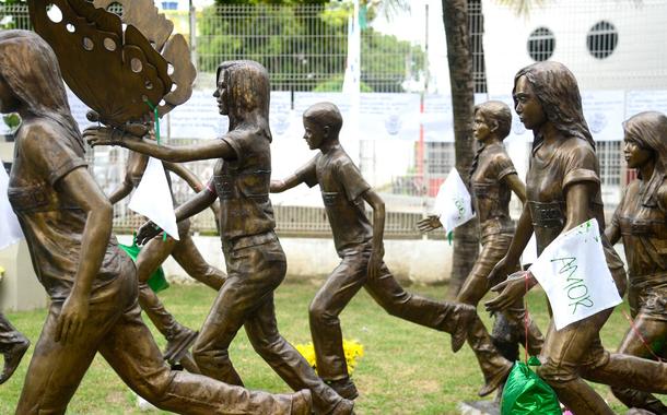 Monumento em homenagem às vítimas de chacina em escola de Realengo