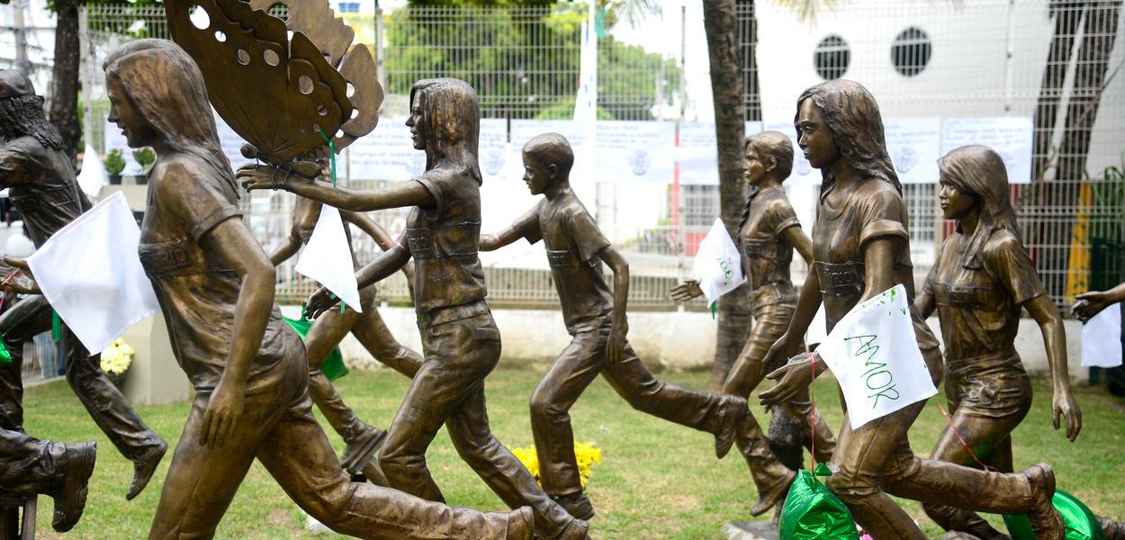 Monumento em homenagem às vítimas de chacina em escola de Realengo