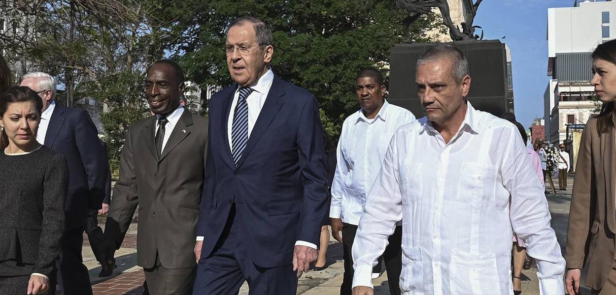 Lavrov e autoridades cubanas em Havana
