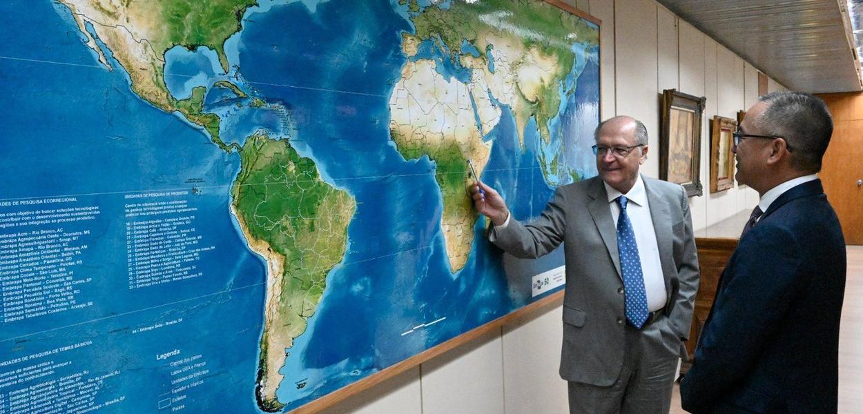 Geraldo Alckmin e Rafael Chang, presidente da Toyota do Brasil