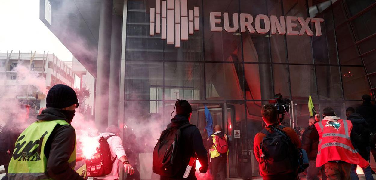 Manifestantes contra a reforma previdenciária invadem sede da Euronext, a bolsa de valores de Paris