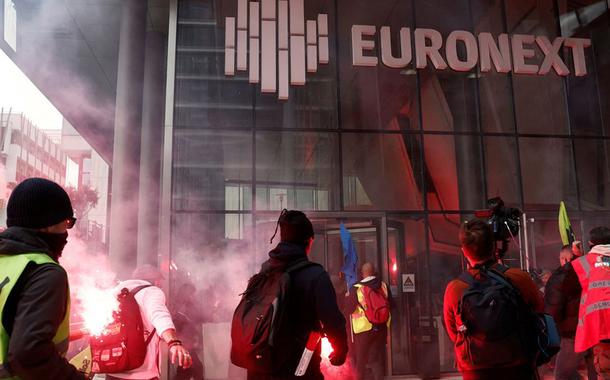 Manifestantes contra a reforma previdenciária invadem sede da Euronext, a bolsa de valores de Paris