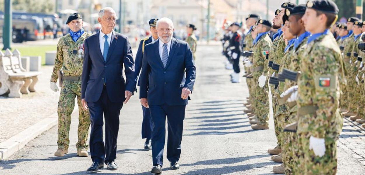 O presidente Luiz Inácio Lula da Silva (PT) é recebnido pelo presidente de Portugal, Marcelo Rebelo de Sousa