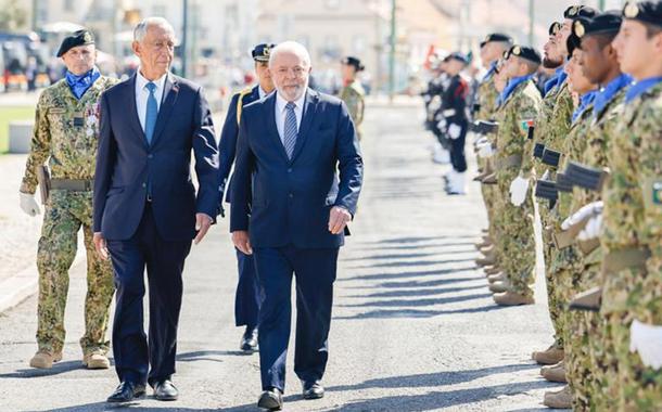 O presidente Luiz Inácio Lula da Silva (PT) é recebnido pelo presidente de Portugal, Marcelo Rebelo de Sousa