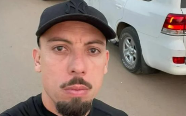 Paulo Sérgio do lado da fila de carros que levam os estrangeiros até o aeroporto em Cartum, capital do Sudão