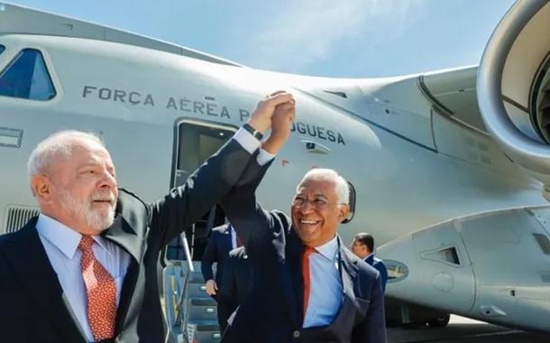Presidente Lula e primeiro-ministro de Portugal, António Costa, em frente a um KC-390 da Embraer