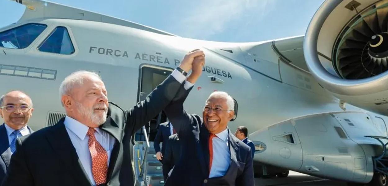 Presidente Lula e primeiro-ministro de Portugal, António Costa, em frente a um KC-390 da Embraer (Foto: EBC) Presidente Lula e primeiro-ministro de Portugal, António Costa, em frente a um KC-390 da Embraer