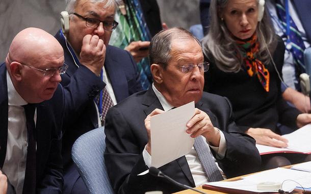 Secretário-geral da ONU, António Guterres, observa chanceler russo, Sergey Lavrov, durante reunião do Conselho de Segurança