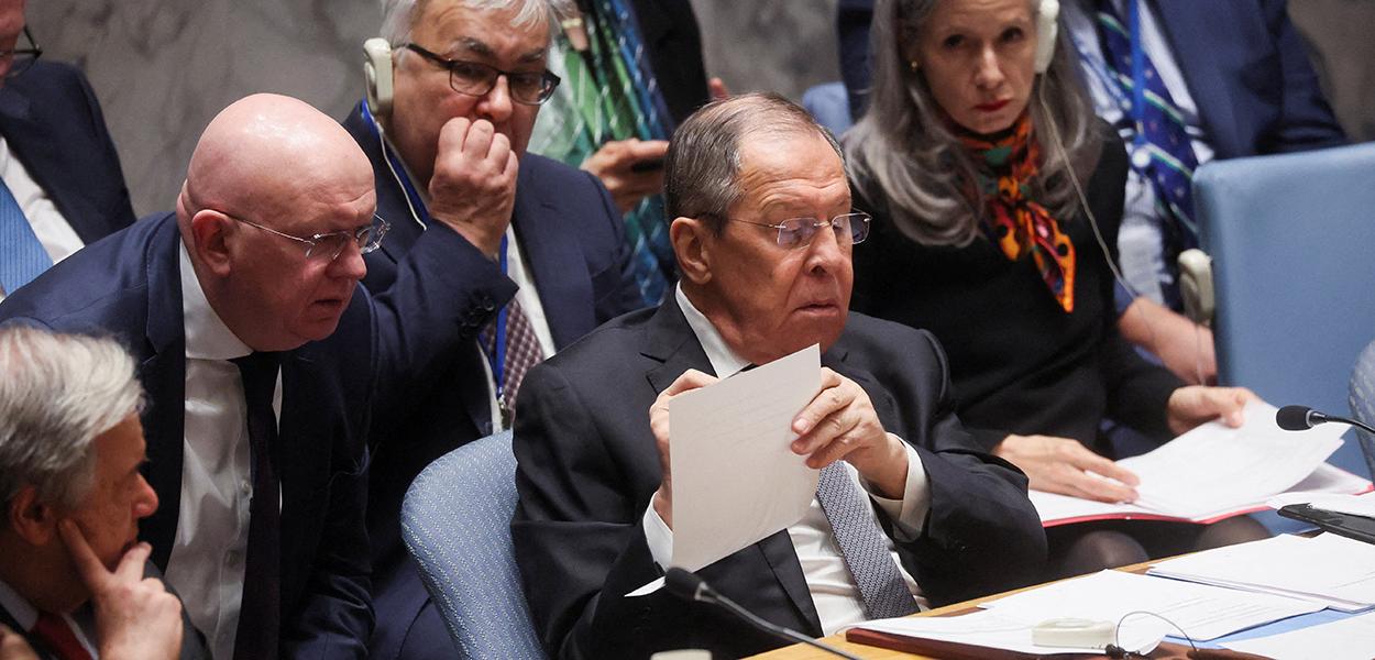 Secretário-geral da ONU, António Guterres, observa chanceler russo, Sergey Lavrov, durante reunião do Conselho de Segurança (Foto: REUTERS/Brendan McDermid) Secretário-geral da ONU, António Guterres, observa chanceler russo, Sergey Lavrov, durante reunião do Conselho de Segurança